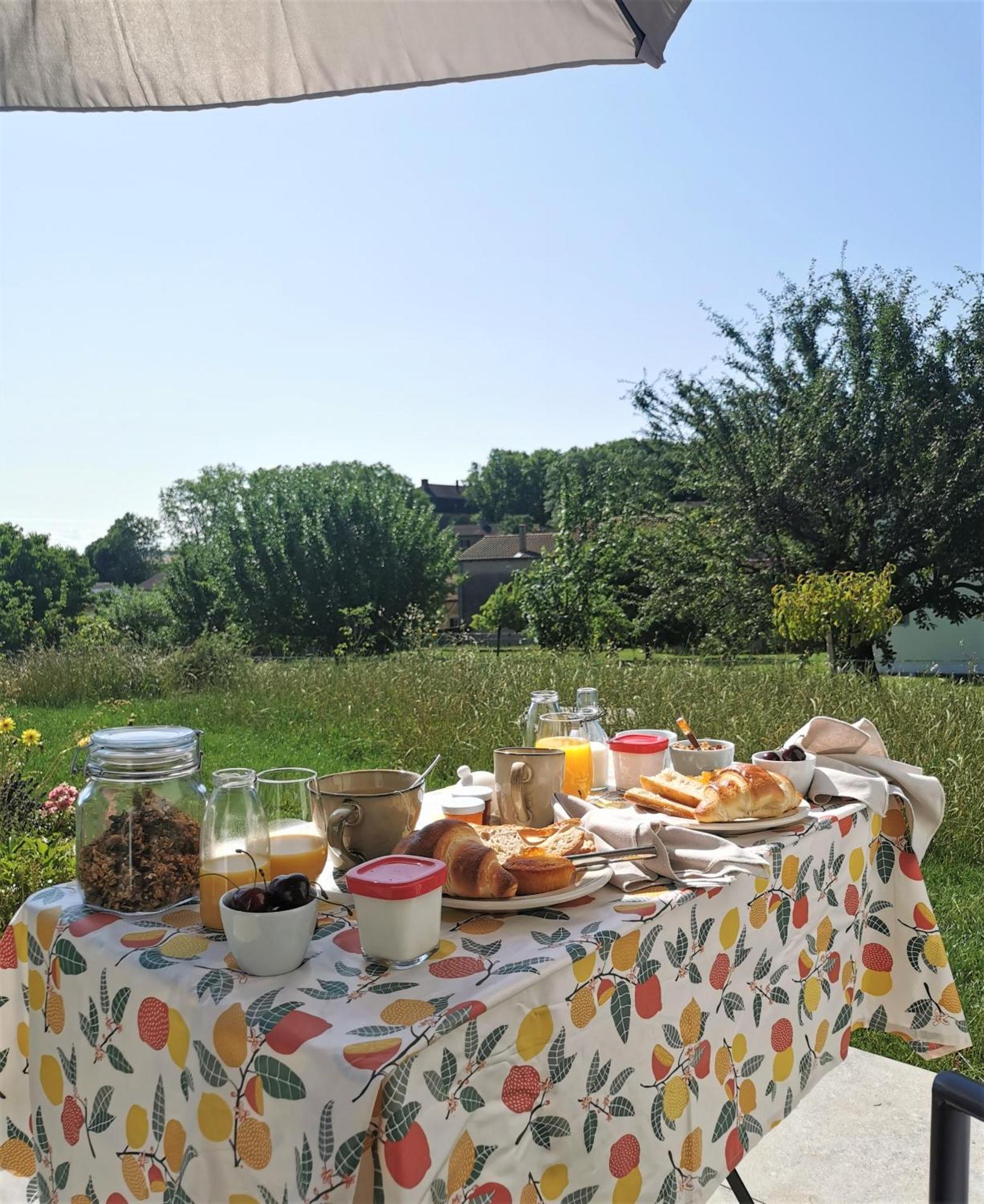 Au Jardin Des Deux Roches Bed & Breakfast Prisse ภายนอก รูปภาพ